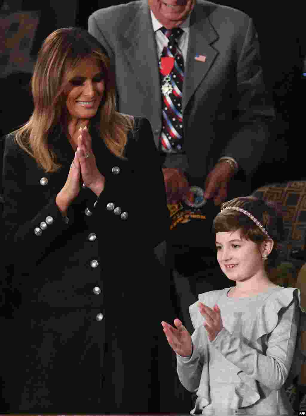 La primera dama de los EEUU Melania Trump aplaude a la invitada especial Grace Eline, quien luchó contra un tumor cerebral, como se le reconoció en el discurso del Estado de la Unión