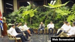 Raúl Castro junto a los delegados del gobierno de Colombia y de las FARC.