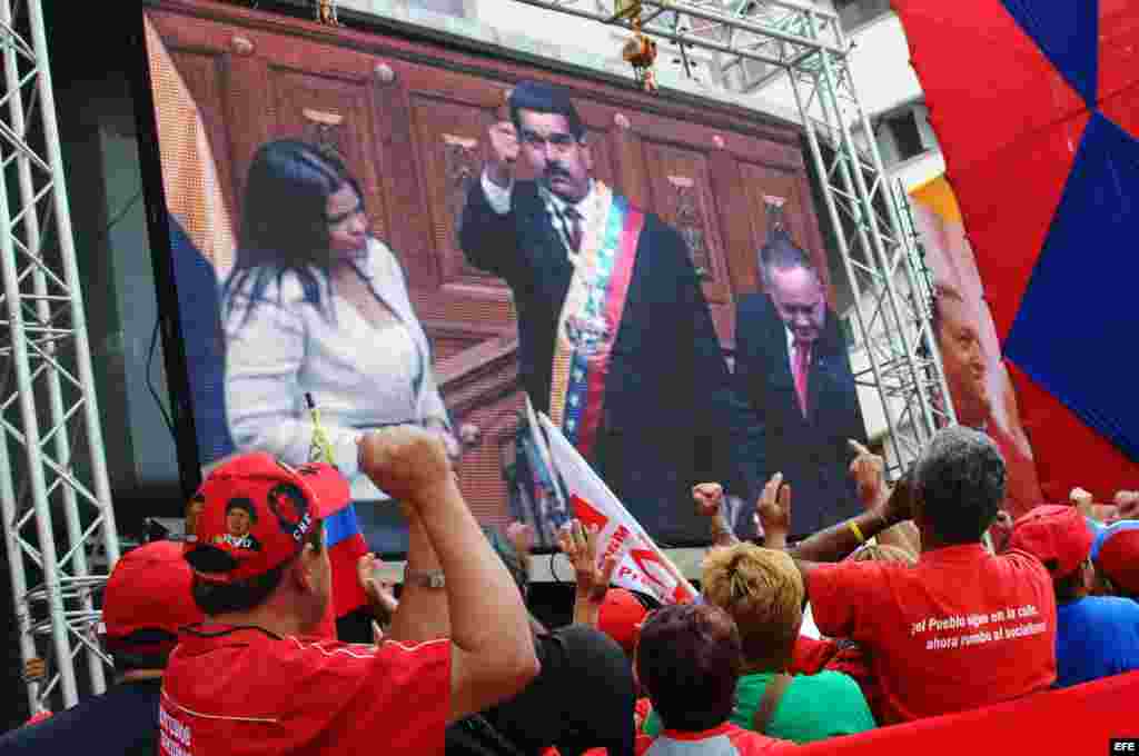 Seguidores permanecen en los alrededores de la Asamblea Nacional durante el acto de investidura de Nicolás Maduro.