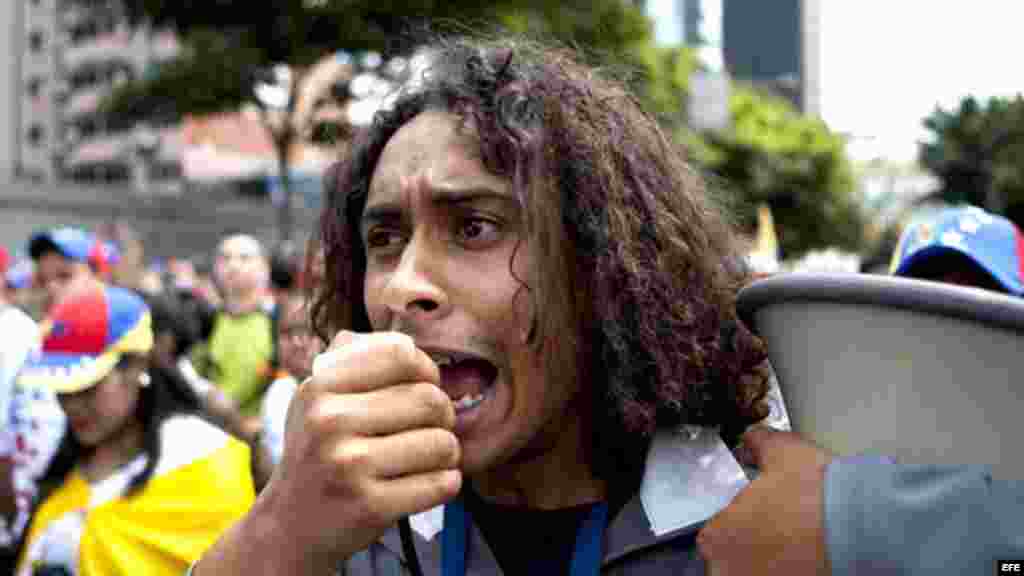 Estudiantes venezolanos realizan una gran marcha para reclamar soluciones al Gobierno mientras el país continúa sumergido en las festividades carnavalescas.