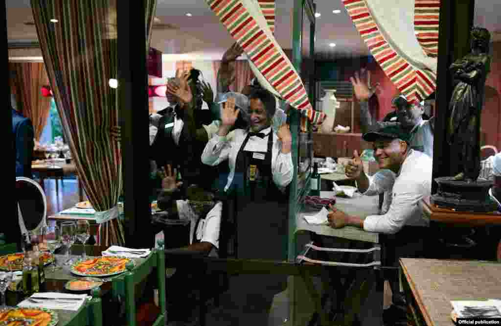 Empleados y comensales en un restaurante del Hotel Meliá Cohíba saludan al presidente Obama (White House)