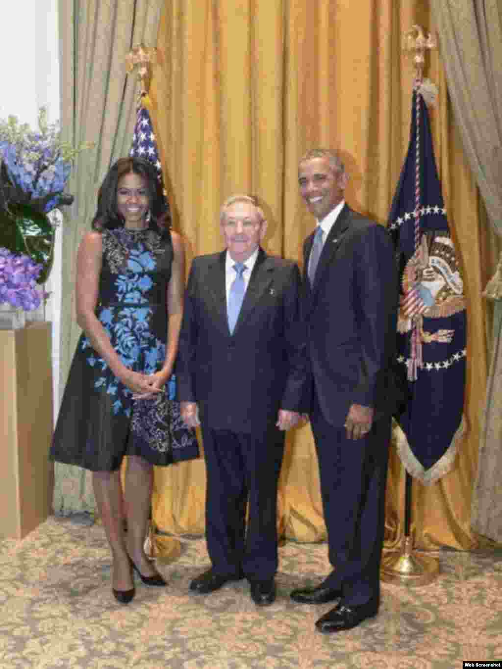 Raúl Castro, junto al presidente Barack Obama y la primera dama, Michelle Obama.