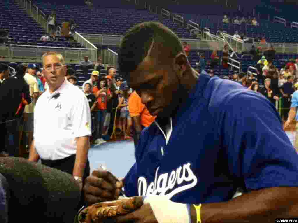 Yasiel Puig firma autógrafos en Miami