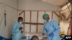 El personal sanitario recoge muestras para realizar pruebas en el Hospital General de Referencia de Nyiragongo, al norte de Goma, el 17 de agosto de 2024. (Foto de GUERCHOM NDEBO / AFP)