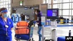 Medidas de prevención en el Aeropuerto de Los Angeles, en California.