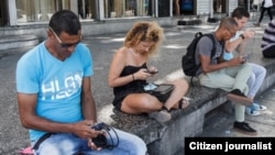 Muy cerca del Malecón: cubanos se conectan al wifi en La Rampa (Havana Times)