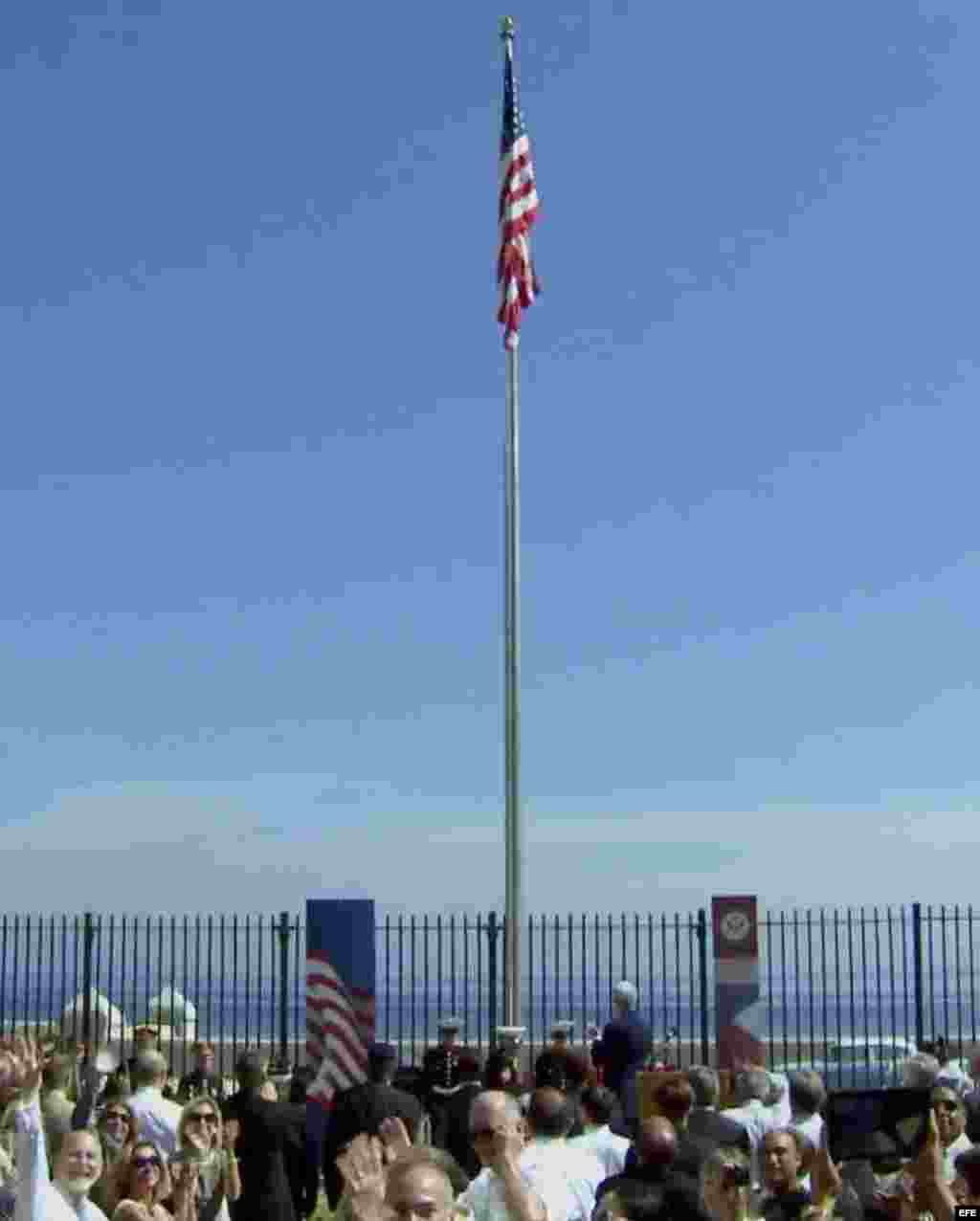 Los invitados y los cubanos que miraban desde fuera aplaudieron el izamiento de la bandera y la reapertura simbólica de la embajada.