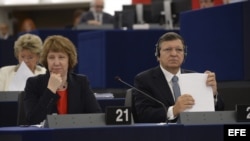 El presidente de la Comisión Euroepa (CE), Jose Manuel Durao Barroso (d), y la a jefa de la diplomacia de la UE, Catherine Ashton, asisten a la sesión plenaria celebrada en el Parlamento Europeo (PE) en Estrasburgo (Francia), el 11 de septiembre de 2013. 