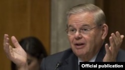 El senador Bob Menendez es calificado por el WSJ como "halcón demócrata"