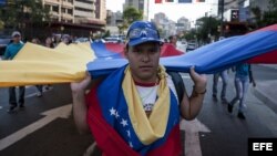 Opositores marchan por calles de Caracas (Archivo).