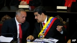 El ministro de Relaciones Interiores venezolano, Diosdado Cabello, junto a Nicolás Maduro