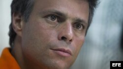 Leopoldo Lopez, dirigente de la oposición venezonala habla durante una rueda de prensa