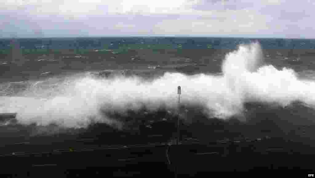 Fotografía de olas que chocan contra el malecón y han provocado inundaciones hoy, sábado 23 de enero de 2016, en La Habana (Cuba). EFE/Alejandro Ernesto