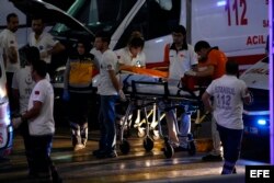 Médicos ayudan a los heridos tras el atentado perpetrado en el mayor aeropuerto de Estambul.