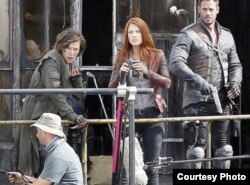 William Levy (d) con MIlla Jovovich (c) y Ali Larter en el set de Resident Evil, The Final Chapter.