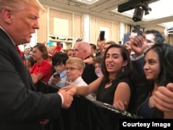 Donald Trump con el personal de la embajada de EEUU en Singapur.