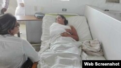 Una de las accidentadas se recupera en una sala del hospital provincial de Camagüey.