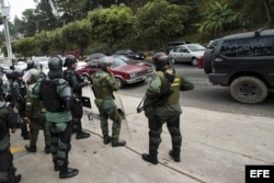 Miembros de la Guardia Nacional Bolivariana (GNB) custodian en San Cristóbal (Venezuela).