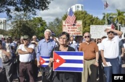 Concentración en Miami de una veintena de organizaciones del exilio cubano para expresar su rechazo a las "infames concesiones" hechas por el presidente Barack Obama.