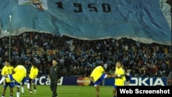 En un partido de la selección de Brasil, una enorme bandera recuerda el fatídico "Maracanazo" de 1950.