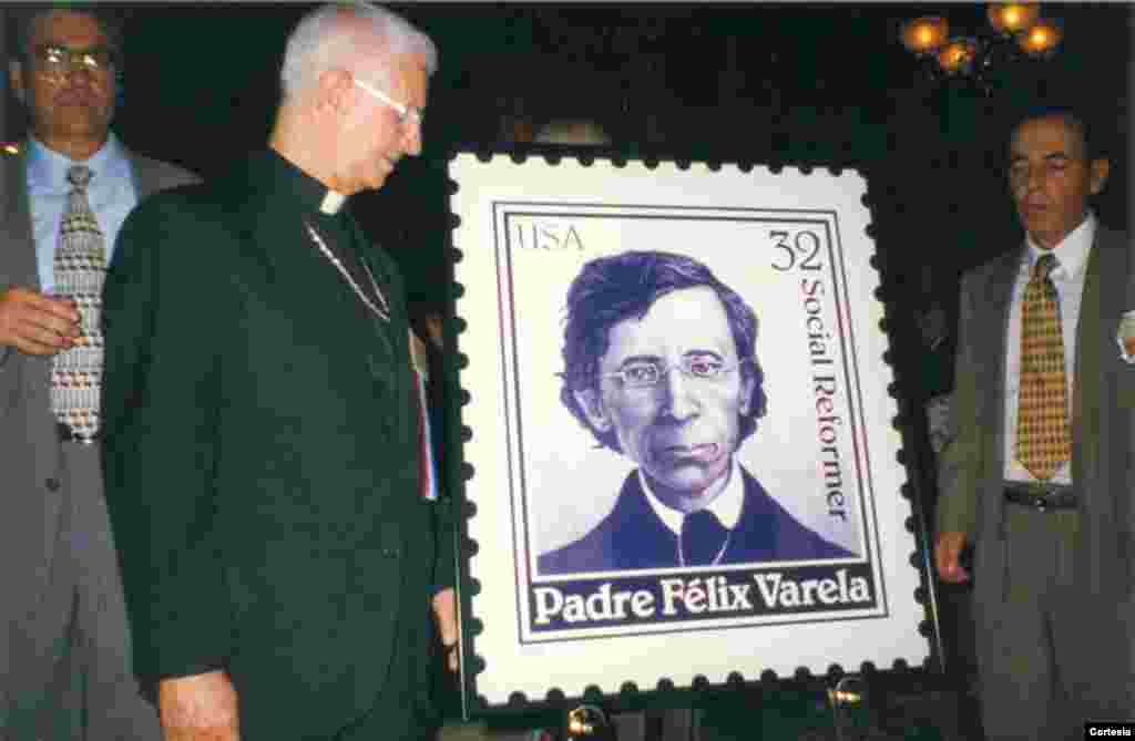 Padre Agustin Roman posa junto a un sello conmemorativo de la vida del padre F&eacute;lix Varela, un sacerdote cubano quien fue nombrado venerable por el Vaticano.