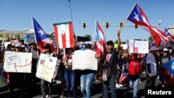 Manifestantes en San Juan gritan consignas durante las protestas que llaman a la renuncia del gobernador de Puerto Rico. 