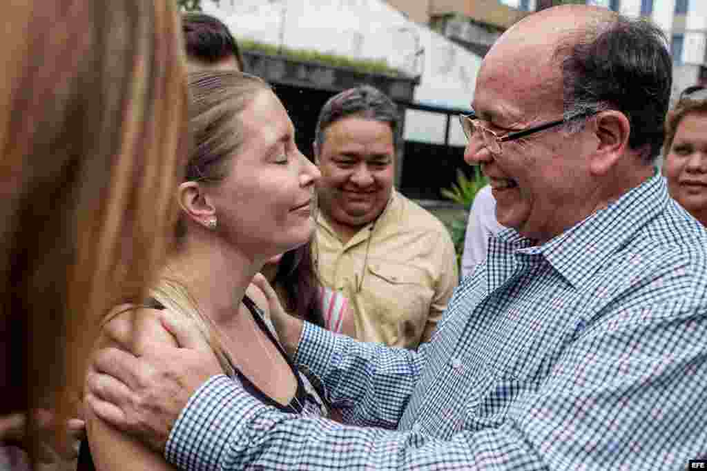 El abogado Jose Luis Tamayo (d) saluda a Bonny Simonovis (i), esposa de Ivan Simonovis.