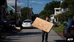 Residentes de Swansboro, Carolina del Norte, se preparan para el embate de Florence. 