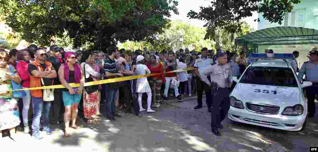 Cientos de cubanos protestan frente a la embajada de Ecuador en Cuba tras el anuncio de exigir visa a todo cubano que viaje como turista al país andino a partir del 1 de diciembre.