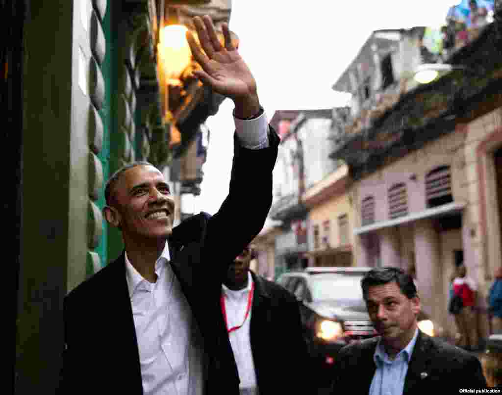 El presidente Obama, a la entrada del restaurante "San Cristóball", saluda a los vecinos de la calle San Rafael, en Centro Habana (White House)