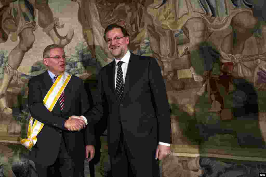 Entrega de la Gran Cruz de Isabel la Católica al Senador Menéndez.