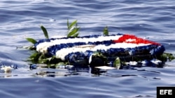 Archivo. Flores al mar en el límite de aguas territoriales cubanas, en homenaje a las víctimas del derribo de las dos avionetas de Hermanos al Rescate Hermanos. 