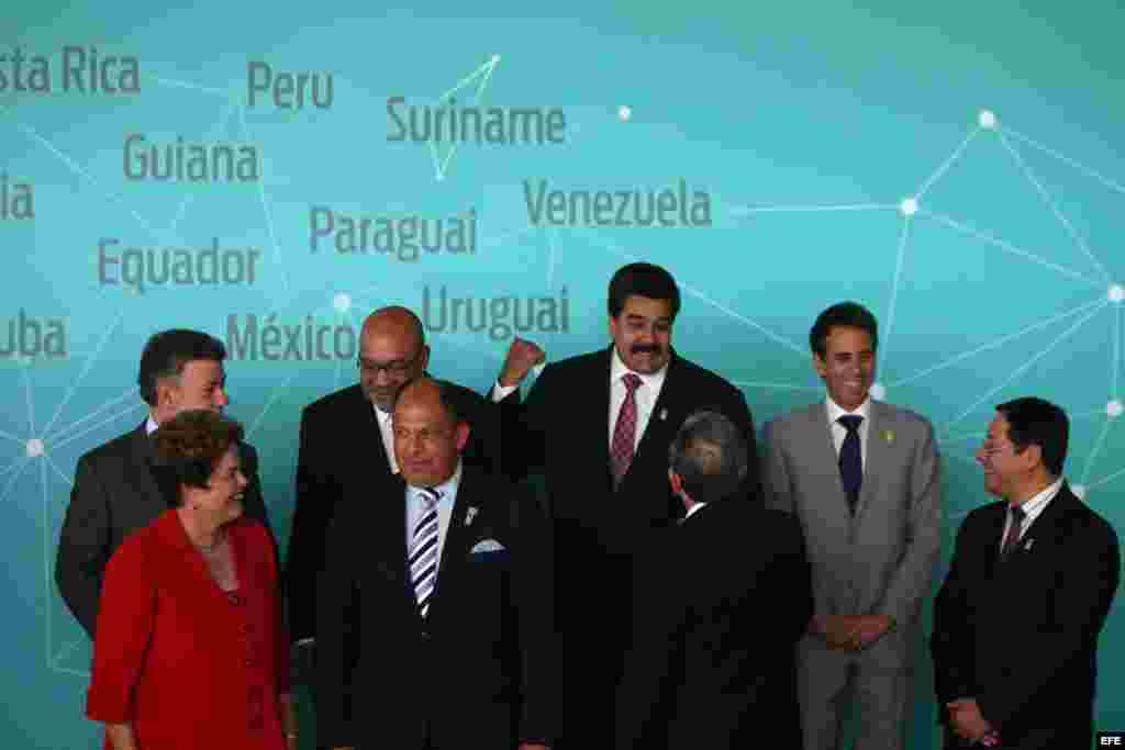 BRA505. BRASILIA (BRASIL), 17/07/2014.- Atrás, desde la izquierda, el presidente de Colombia, Juan Manuel Santos; el presidente de Surinam, Desire Delano Bouterse, el presidente de Venezuela, Nicolás Maduro, y el ministro de Producción del Perú, Piero Ghe