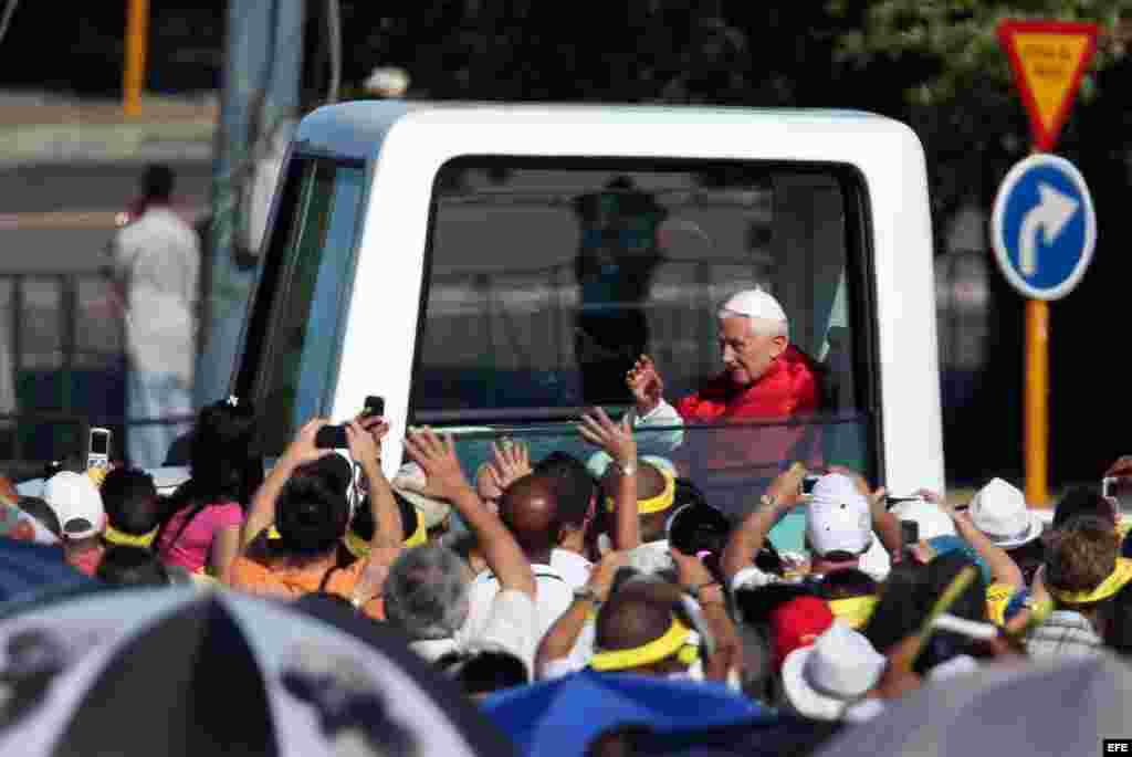 El Papa Benedicto XVI arriba en el papamóvil, el 28 de marzo de 2012, a la Plaza de la Revolución José Martí.