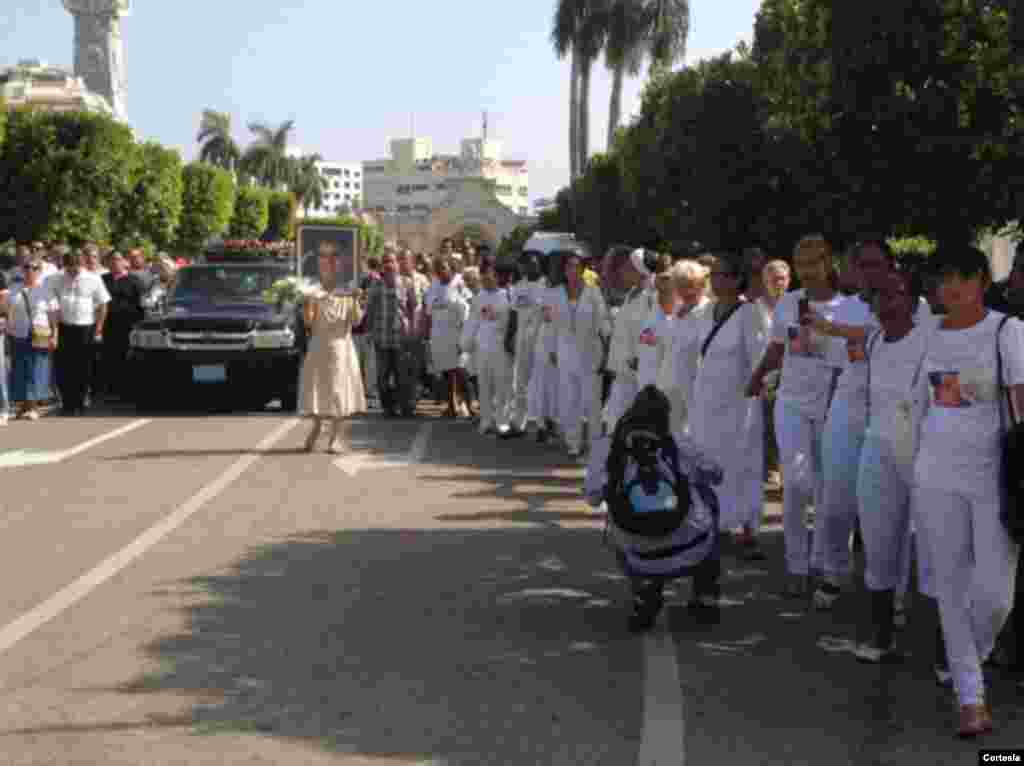 Féretro de Oswaldo Payá llega al cementerio de Colón