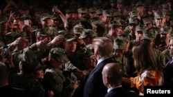 Trump en una base militar del puerto japonés de Yokosuka.