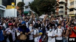 Un grupo de personas participa en manifestaciones en la Plaza Altamira