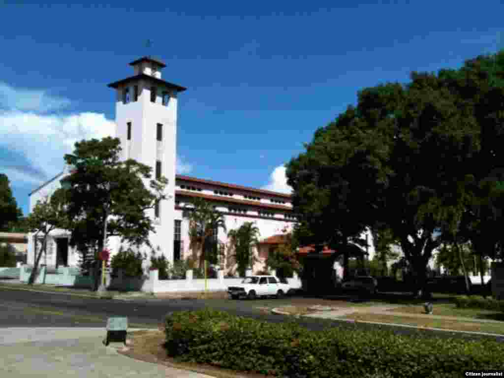 Iglesia Santa Rita (izq) y Parque Gandhi (Der)