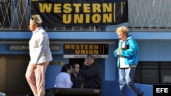 ARCHIVO. Un grupo de personas hace fila en una oficina de Western Union en La Habana (Cuba).