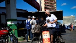 Un día entero para ver si, con suerte, consigues 20 litros de gasolina