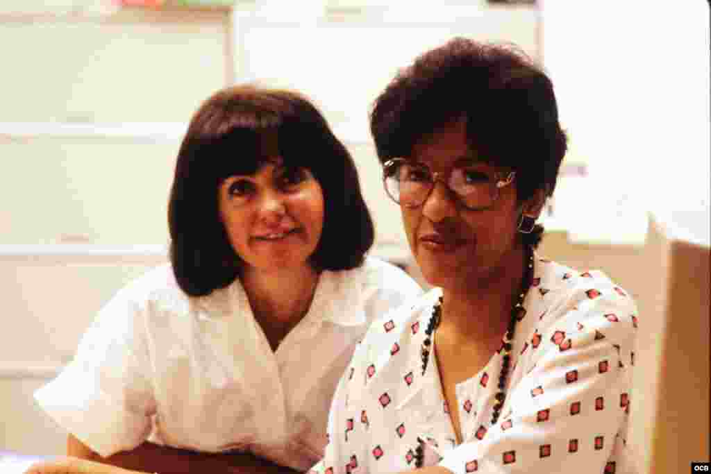 Edna Wallace y Cecilia O&rsquo;Neill, secretarias, departamento de Programación, Washington D.C