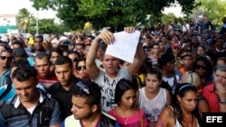 Cubanos protestan frente a embajada de Ecuador en La Habana.