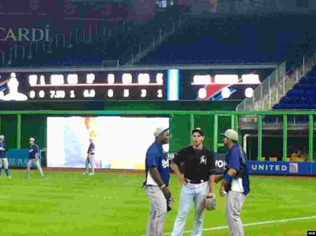 De izq a derecha Puig, el cubano Jose Fernández y el Mexicano Adrián Gonzalez en el Marlins Parks de Miami