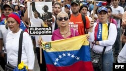 Cientos de simpatizantes del opositor partido Voluntad Popular (VP) y estudiantes venezolanos participan del comienzo hoy, viernes 4 de abril del 2014, de una protesta de 24 horas seguidas en la Plaza Brión, en el este de Caracas, para exigir la liberació