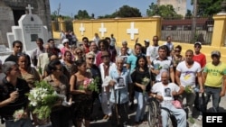 Un grupo de opositores del Movimiento Cristiano Liberación (MCL) participa en una peregrinación, lunes 22 de julio de 2013, en homenaje a los activistas fallecidos Oswaldo Payá y Harold Cepero en el Cementerio Colón en La Habana (Cuba). 