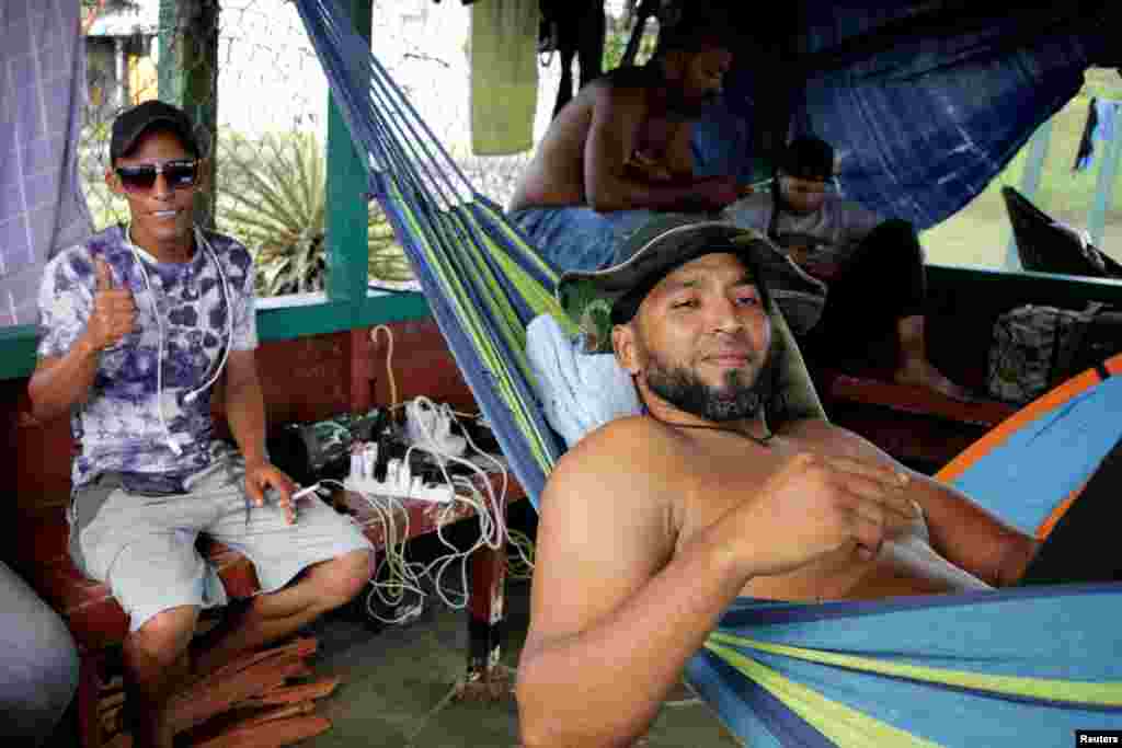 Migrantes cubanos en el campamento improvisado en Surinam.