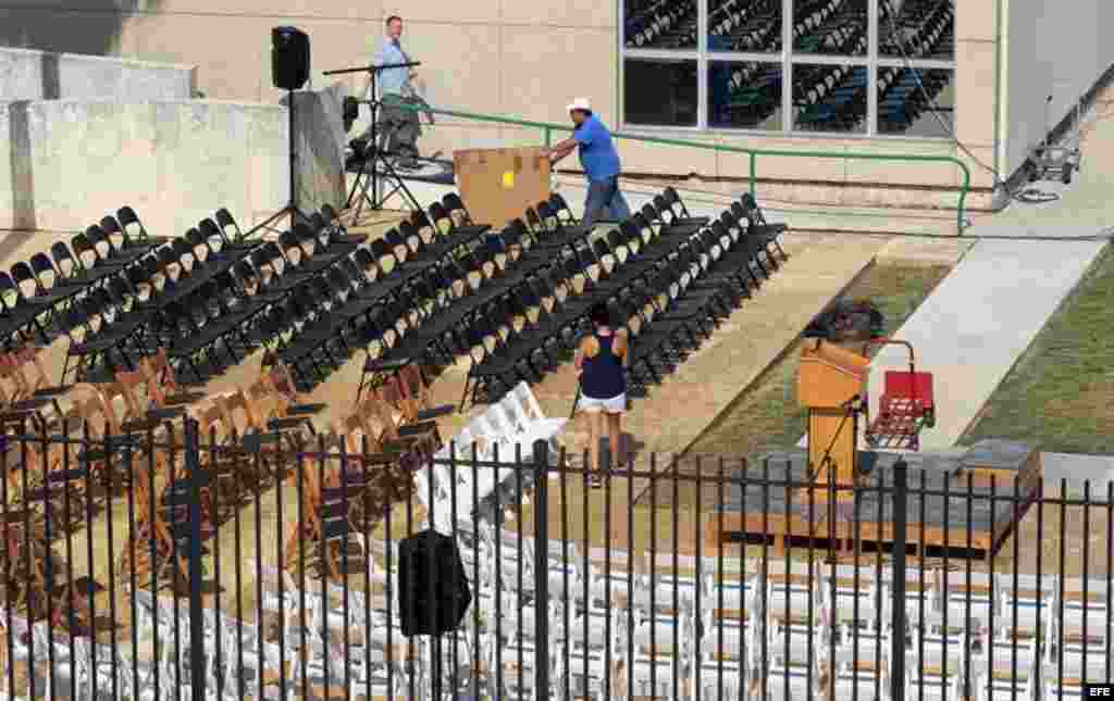 Trabajadores cubanos y estadounidenses ultiman detalles dentro y fuera de la Embajada de Estados Unidos en La Habana.