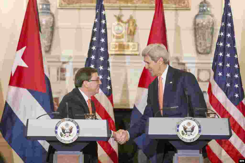 John Kerry y Bruno Rodríguez (d-i).