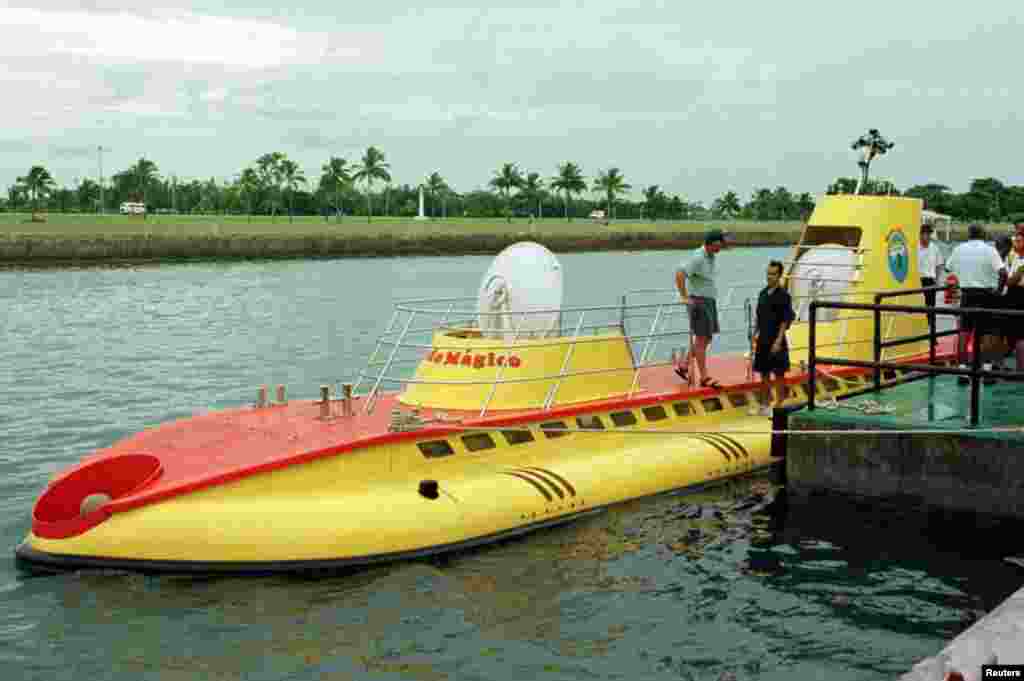 Hace unos a&ntilde;os, los turistas for&aacute;neos por 20 d&oacute;lares pod&iacute;an hacer en Varadero un recorrido por el lecho marino dentro de un submarino. Los cubanos del patio no eran bienvenidos.