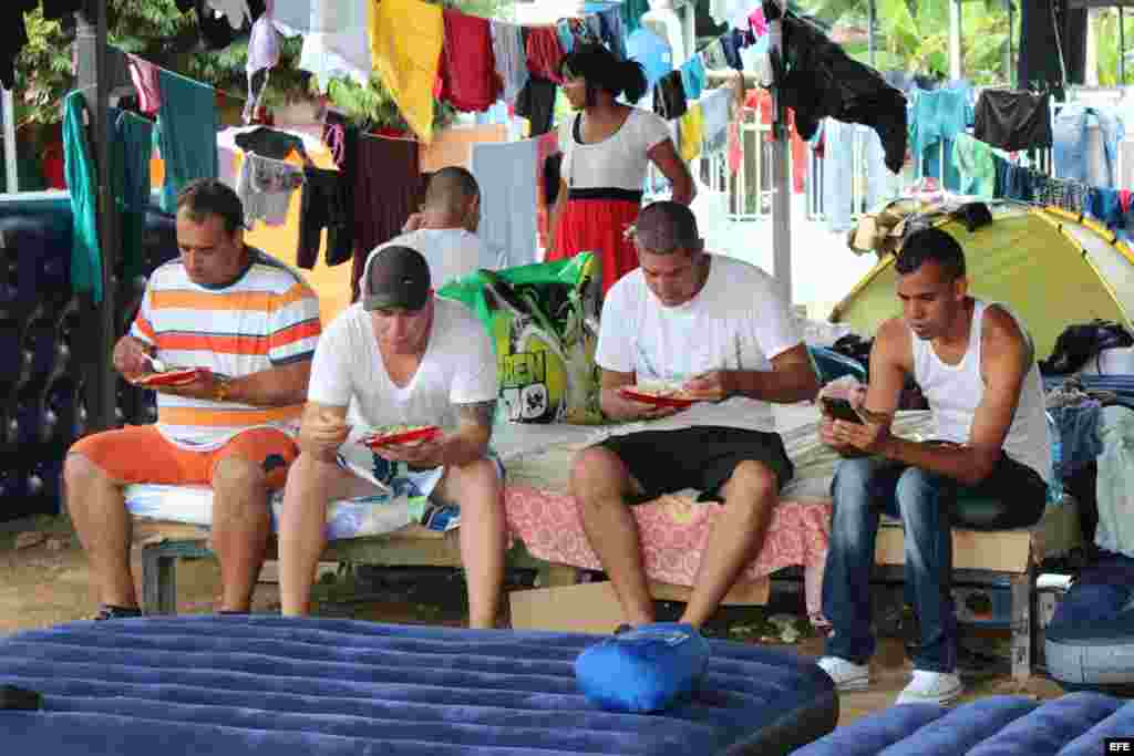 En cartones, a orillas de la calle y en albergues, unos 800 cubanos pasaron la Nochebuena y la Navidad en la frontera de Panamá y Costa Rica.